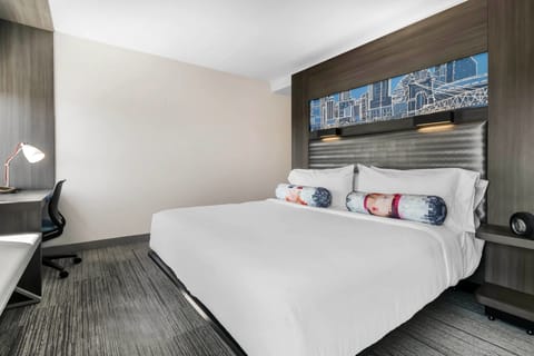aloft, Room, 1 King Bed | Premium bedding, down comforters, in-room safe, desk