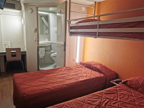 Standard Room, 3 Twin Beds | Desk, blackout drapes, free WiFi, bed sheets