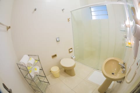 Luxury Suite | Bathroom | Shower, free toiletries, hair dryer, towels