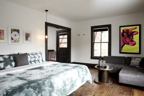 Suite, 1 King Bed, Kitchen (EAT) | Memory foam beds, free WiFi