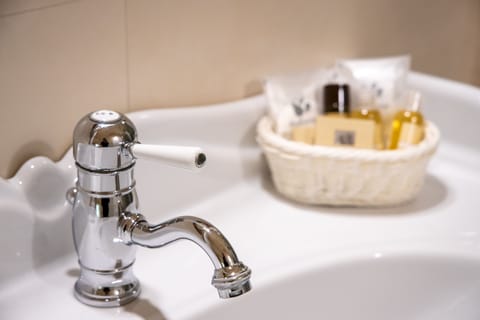 Junior Double Suite | Bathroom | Free toiletries, hair dryer, slippers, bidet