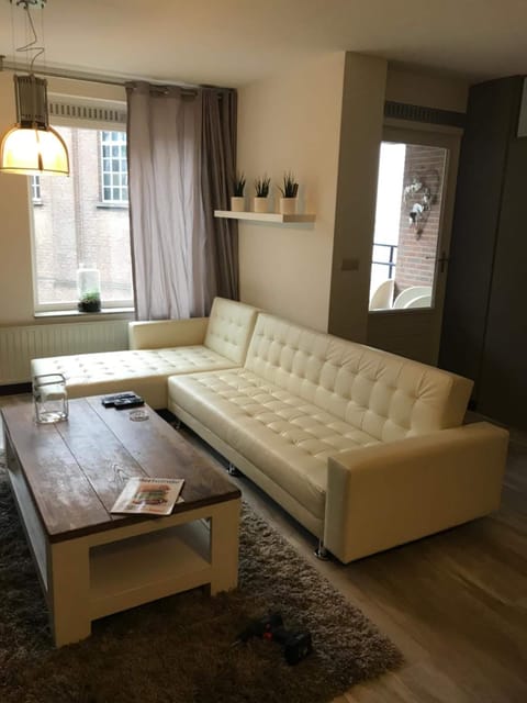 Flat-screen TV, fireplace