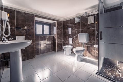 Suite | Bathroom | Shower, free toiletries, hair dryer, slippers