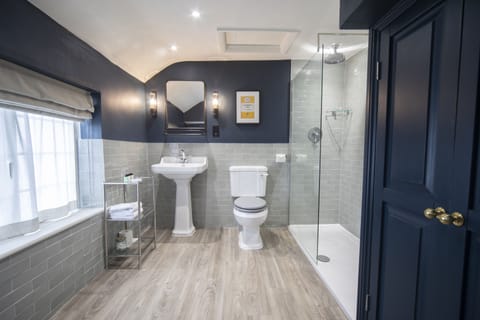 Comfort Double Room | Bathroom | Shower, free toiletries, towels