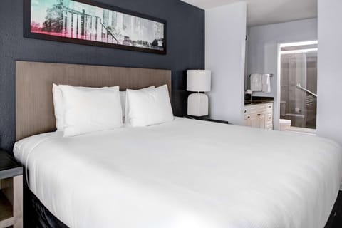 Premium bedding, in-room safe, desk, laptop workspace