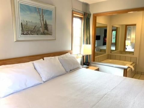 Honeymoon Suite, Courtyard View | Free WiFi, bed sheets