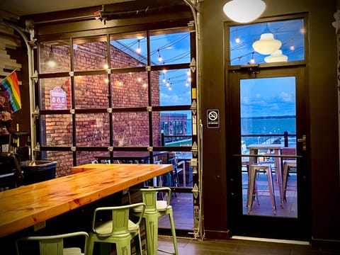 2 bars/lounges, rooftop bar