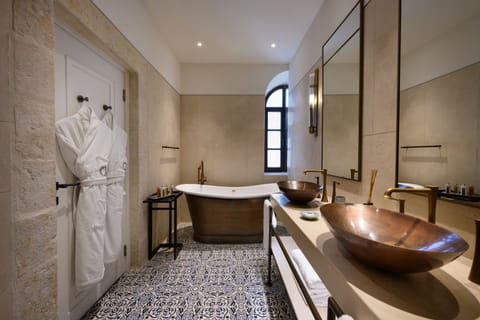 Templer Executive Room | Bathroom | Free toiletries, hair dryer, bathrobes, slippers