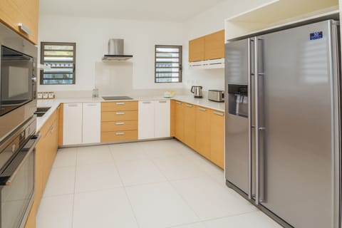 Family Penthouse, 3 Bedrooms, Ocean View | Private kitchen | Full-size fridge, microwave, oven, stovetop