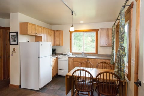 Standard Cabin, Multiple Beds, Non Smoking, Kitchen | Private kitchen | Fridge, oven, stovetop, coffee/tea maker