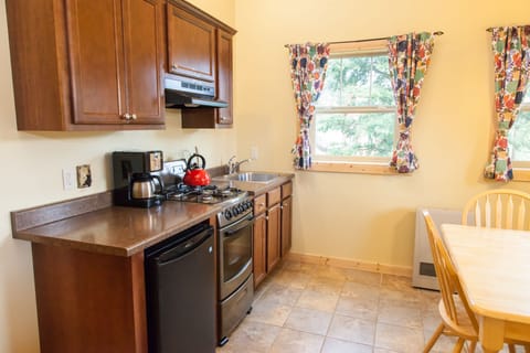 Standard Cabin, 1 Queen Bed, Non Smoking, Kitchen | Private kitchen | Fridge, oven, stovetop, coffee/tea maker