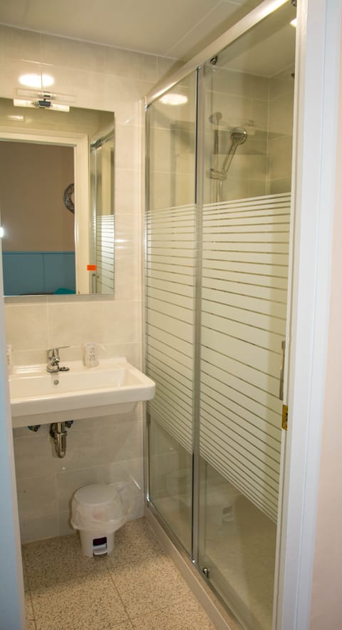 Combined shower/tub, free toiletries, hair dryer