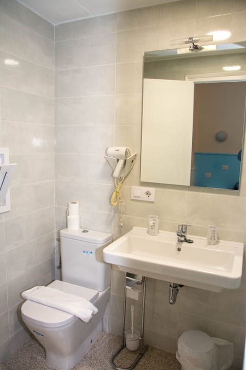 Combined shower/tub, free toiletries, hair dryer