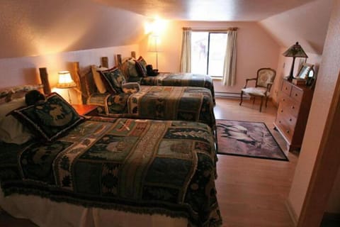 Economy Suite, 2 Bedrooms, Non Smoking, Kitchen | Down comforters, free WiFi, bed sheets