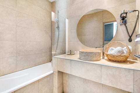 Economy Room | Bathroom | Shower, hair dryer, towels