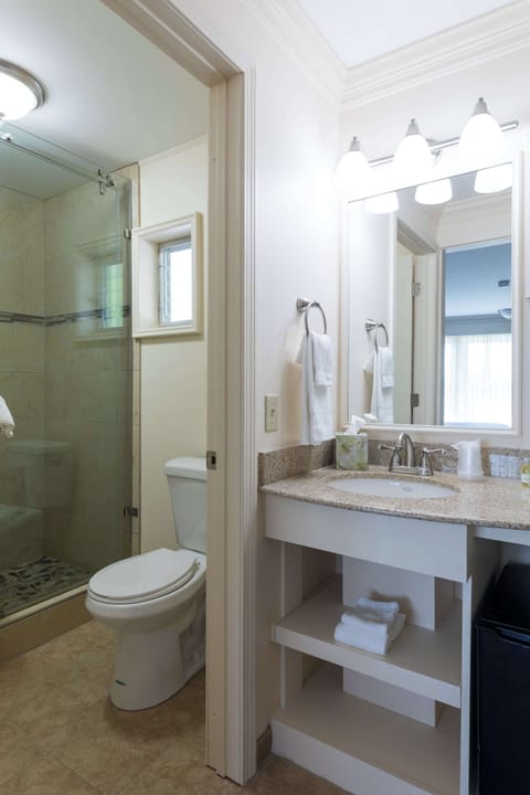 King Room - Village View Building | Bathroom | Combined shower/tub, free toiletries, hair dryer, towels