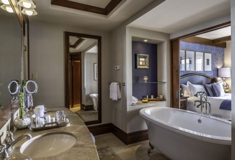 Classic Suite Quintessence | Bathroom | Separate tub and shower, jetted tub, rainfall showerhead