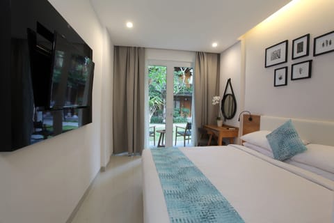 Deluxe Double Room, Garden View | In-room safe, desk, rollaway beds, free WiFi