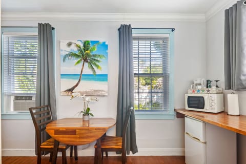 Coconut King | Living area | 32-inch flat-screen TV with cable channels, TV