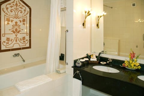 Combined shower/tub, deep soaking tub, free toiletries, hair dryer