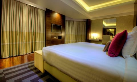 Standard Room, 1 King Bed | 1 bedroom, premium bedding, minibar, in-room safe