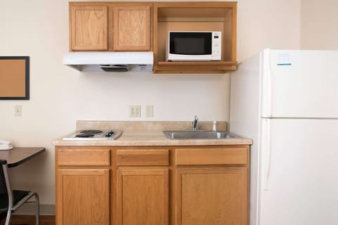 Full-size fridge, microwave, stovetop