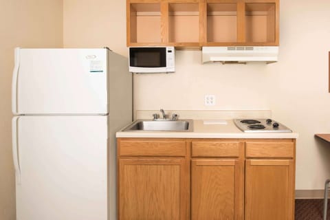 Full-size fridge, microwave, stovetop