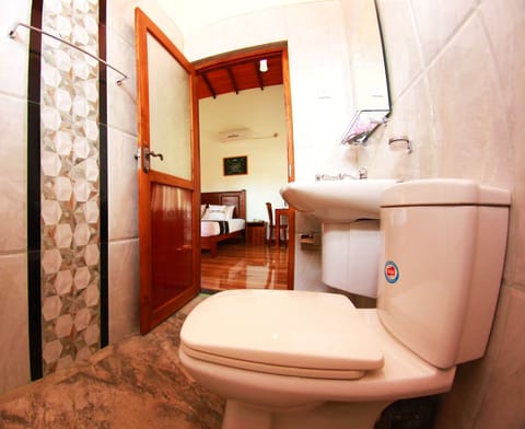 Superior Double Room, Balcony, Garden View | Bathroom | Shower, free toiletries, bidet, towels