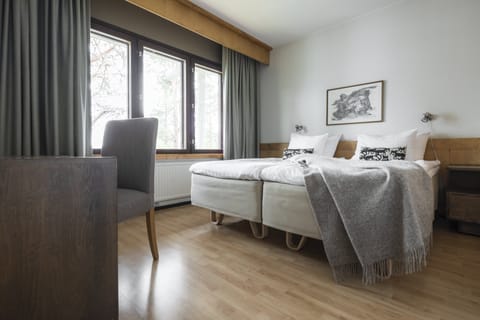 Suite, 1 Bedroom, Sauna | Desk, bed sheets