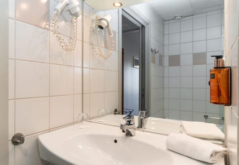 Twin Room (Compact) | Bathroom | Free toiletries, hair dryer, towels