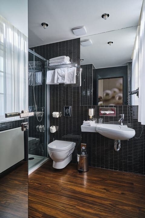 Standard Triple Room | Bathroom | Combined shower/tub, free toiletries, hair dryer, slippers