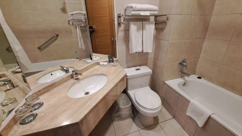 Combined shower/tub, free toiletries, hair dryer, towels