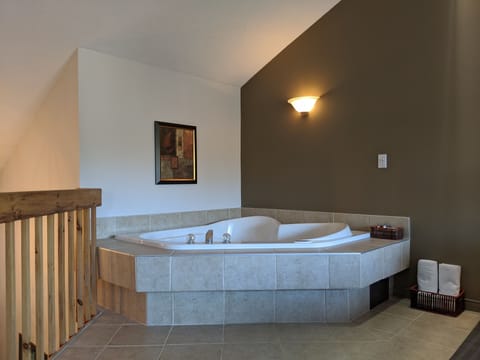 Executive suite - main pavilion | Private spa tub