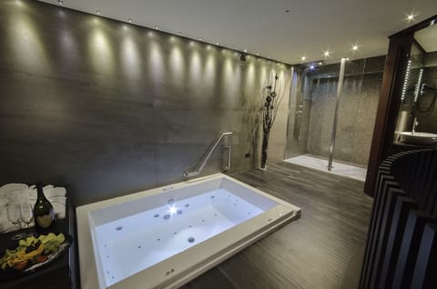 Suite | Jetted tub