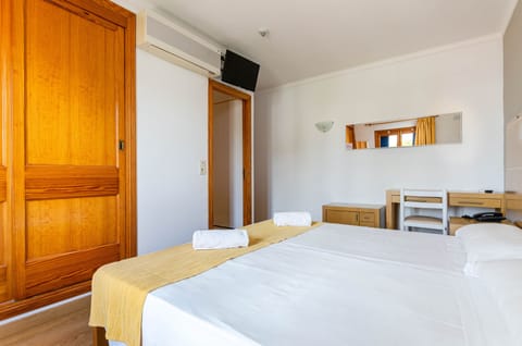 Double Room, Balcony | Desk, laptop workspace, free WiFi, bed sheets