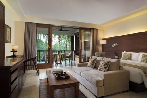 Junior Suite, Pool View | Minibar, in-room safe, desk, blackout drapes