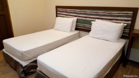 Twin Room | Desk, soundproofing, rollaway beds, free WiFi