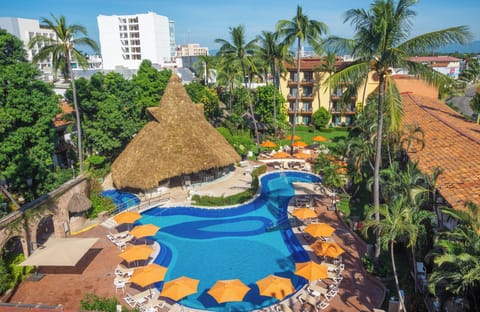 Outdoor pool, pool umbrellas, sun loungers