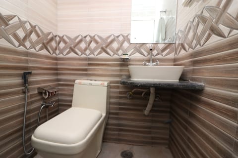 Deluxe Room, 1 Double Bed, Non Smoking | Bathroom | Shower, free toiletries, towels