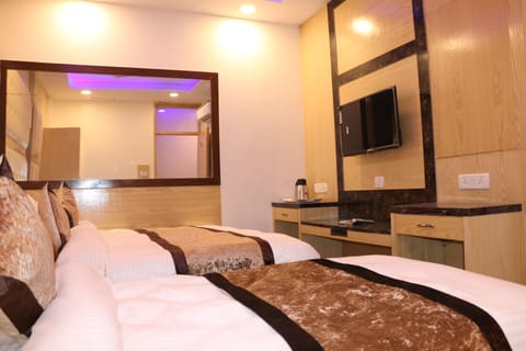 Deluxe Triple Room, 1 Bedroom, Non Smoking | Desk, rollaway beds, free WiFi