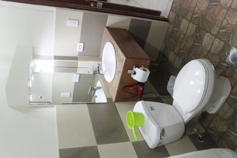 Standard Room | Bathroom | Shower, hair dryer, towels