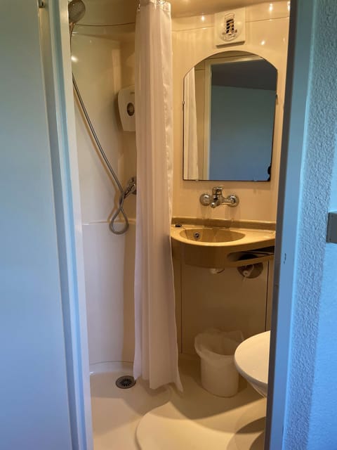 Shower, eco-friendly toiletries, towels