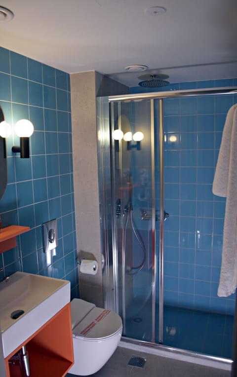 Double or Twin Room with Acropolis View | Bathroom | Shower, rainfall showerhead, designer toiletries, hair dryer