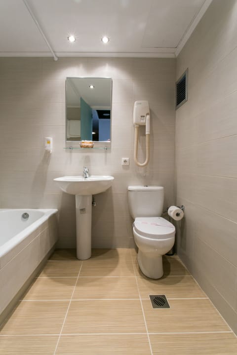 Double or Twin Room | Bathroom | Free toiletries, hair dryer