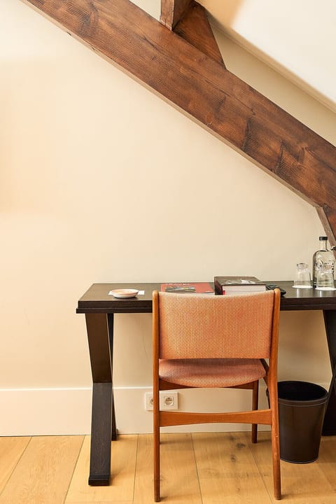 Deluxe Room | Minibar, in-room safe, desk, laptop workspace