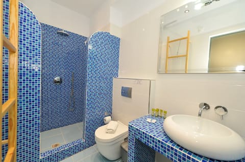 Superior Room | Bathroom | Shower, free toiletries, hair dryer, towels