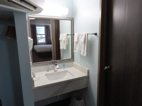 Standard Room, 1 King Bed, Multiple View | Bathroom | Combined shower/tub, free toiletries, hair dryer, towels