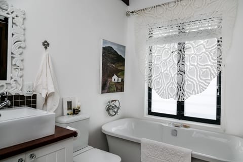 Luxury Apartment, 2 Bedrooms, Non Smoking, Mountain View (Poolhouse ) | Bathroom | Separate tub and shower, deep soaking tub, rainfall showerhead