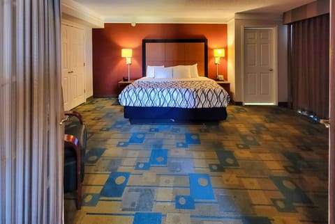 Suite, 1 King Bed, Non Smoking | Premium bedding, desk, soundproofing, iron/ironing board