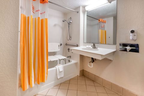 Room, 2 Double Beds, Accessible, Non Smoking (Mobility,Hearing,Tub w/Grab Bars) | Accessible bathroom